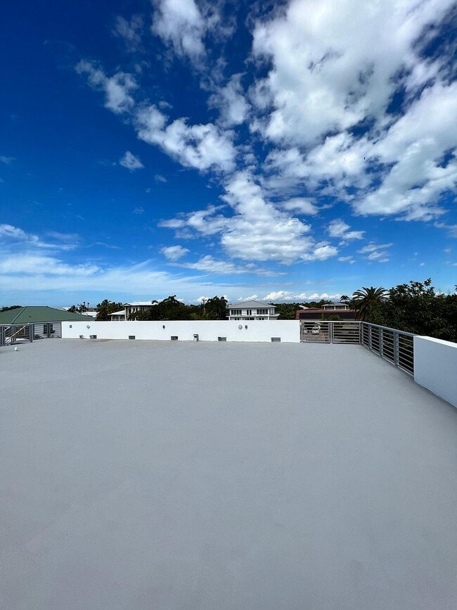 Building Photo - 229 W Seaview Cir