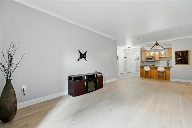 Building Photo - Spacious 1-bedroom, 1-bath condo