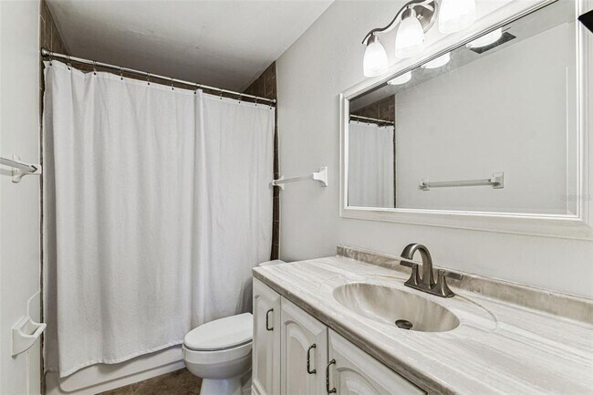 Building Photo - 3803 N Oak Dr