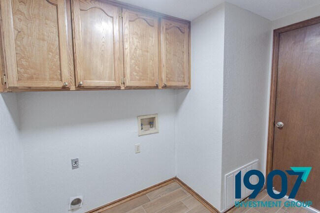 Building Photo - 2102 Briarcliff Dr