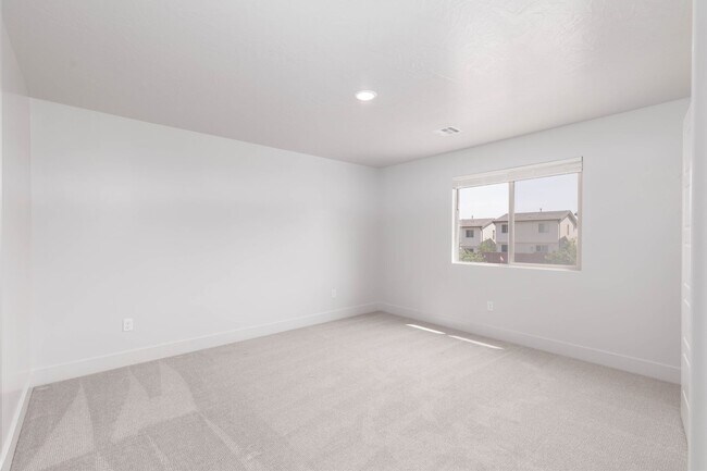 Building Photo - 4 bed | 2.5 bath | 2 car in Desert Canyons