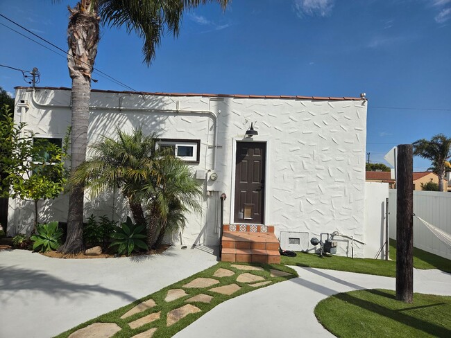 Building Photo - Updated 2 Bedroom 1 Bathroom Mid-town Home