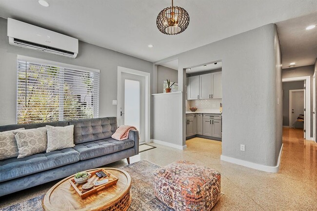 Building Photo - 1215 NE 17th Ave