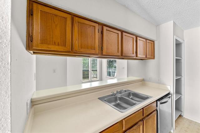 Building Photo - 9621 Walnut St