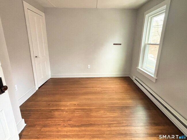 Building Photo - 122 Main St