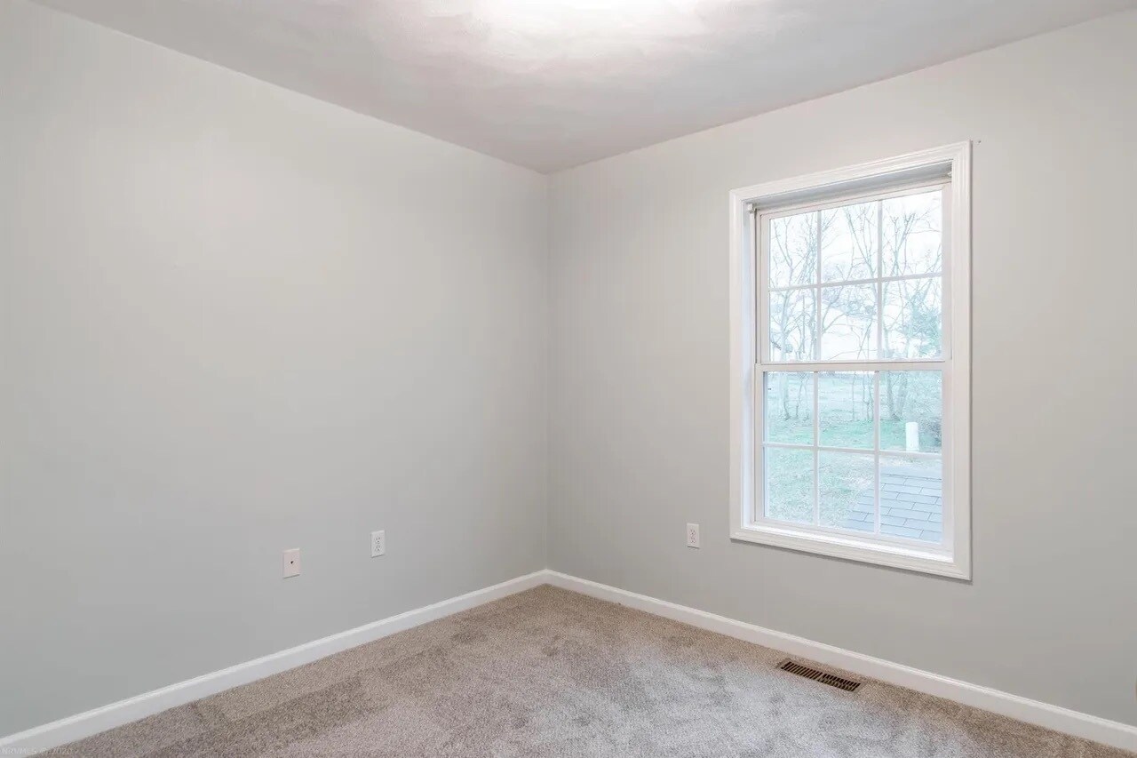 Office/guest room 2 - 650 Republic Rd