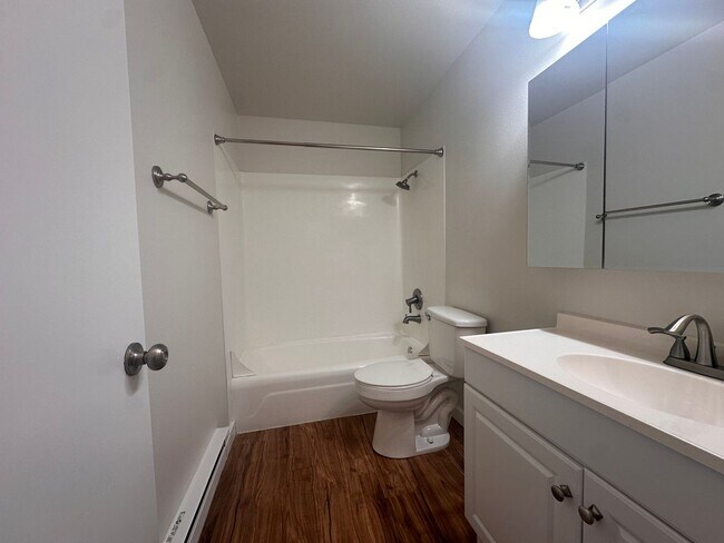 Building Photo - Spacious Top-Floor 2BD in Beautiful Magnol...
