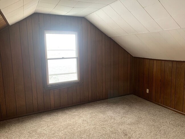 Building Photo - 4-bedroom house for RENT