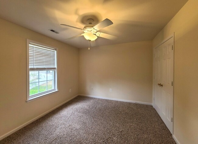 Building Photo - Hampton Oaks 4 BR Colonial with 1st Floor ...