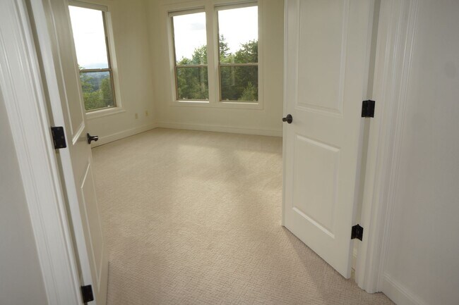 Building Photo - Exquisite NW Portland 4 bedroom with panoramic views
