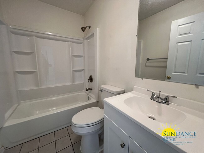 Building Photo - Great 2 Bedroom Unit in Crestview!