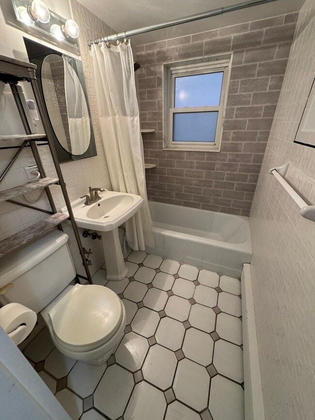 Building Photo - 1314 Central St