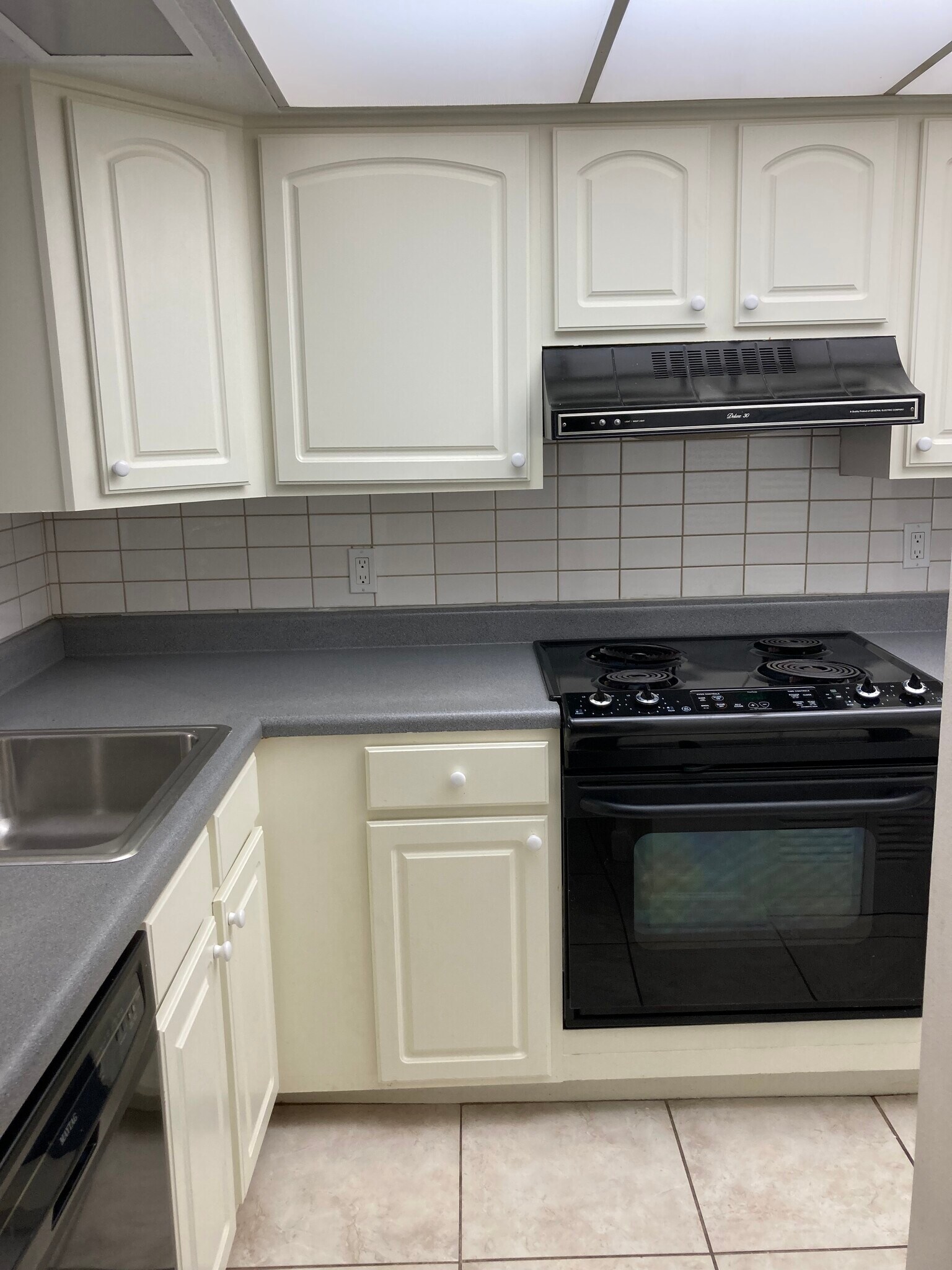Nicely equipped kitchen - 3320 N Arnoult Rd