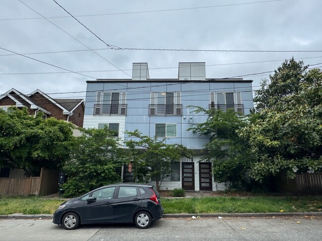 Primary Photo - Modern 2018 Townhome with Rooftop Deck Nea...