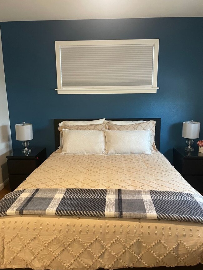 Building Photo - Gorgeous Fully Furnished 3 Bd 2 Bath Vacat...