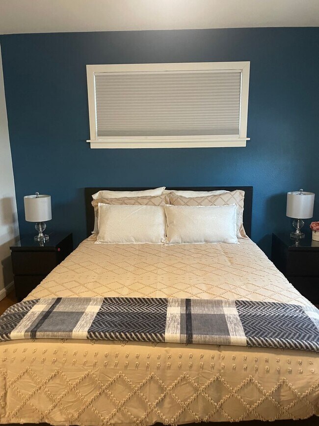 Building Photo - Gorgeous Fully Furnished 3 Bd 2 Bath Vacation Home!