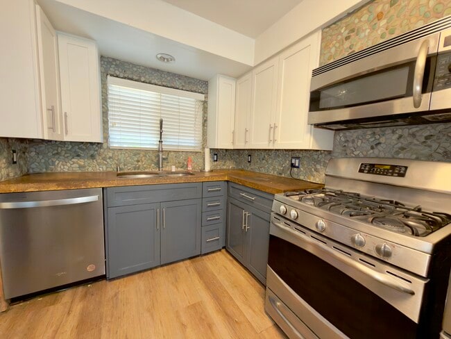 Building Photo - 4504 Moraga Ave