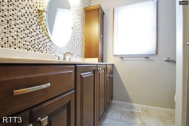 Building Photo - 4 Bedroom / 3 Bath Home off of 72nd and Gr...