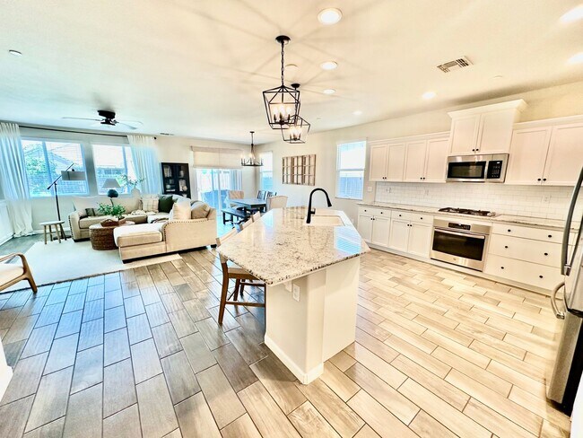 Building Photo - North Clovis 3/3 with Bonus Room and Pool