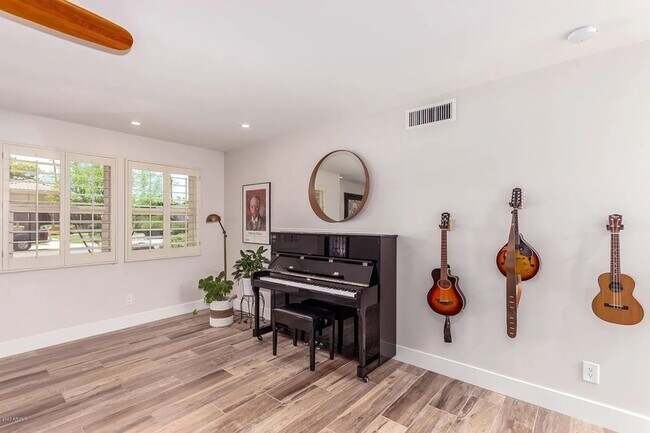 Building Photo - 8070 E Vía Bonita