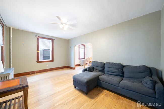 Building Photo - 351 Somerset St