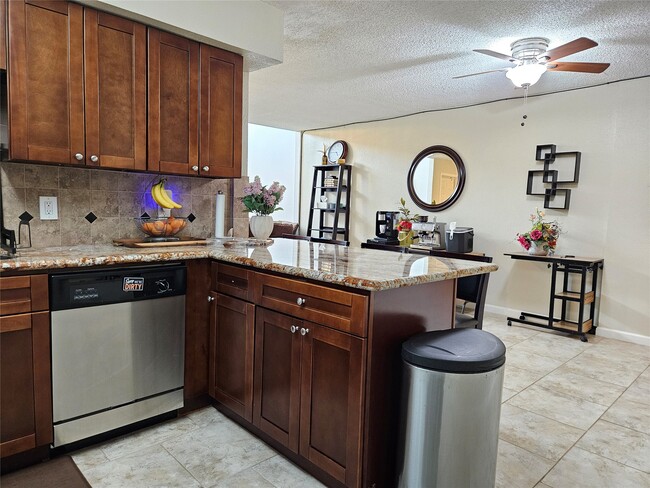 Building Photo - 1806 Saxony Ln