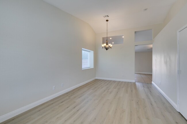 Building Photo - Gorgeous one story 3 bedroom 2 Bathroom Ho...