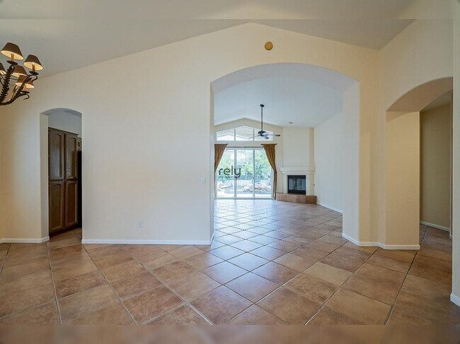 Building Photo - 4605 N Clear Creek Dr