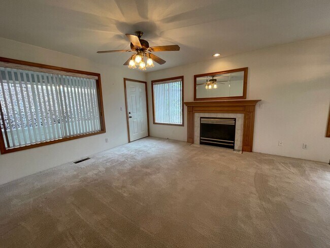 Building Photo - Available Now 3 bedroom 2 bath Hucrest home