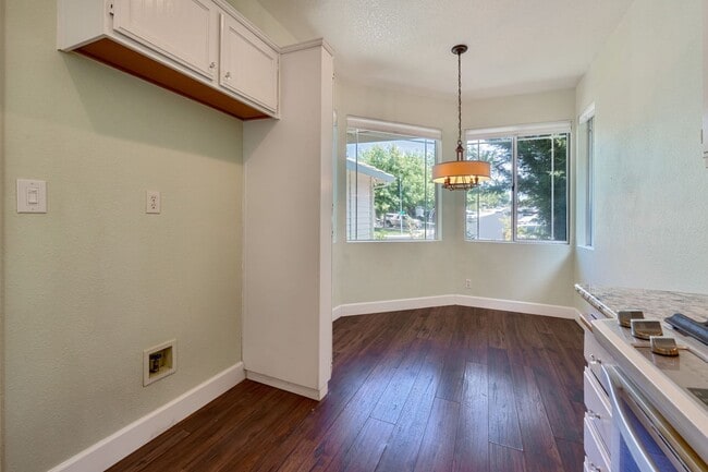 Building Photo - Charming 3-Bed Home in Prime Folsom Locati...