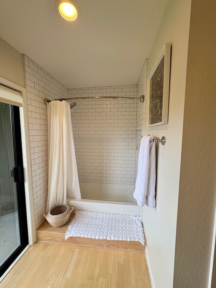 Step-up shower - 820 Sea Spray Ln