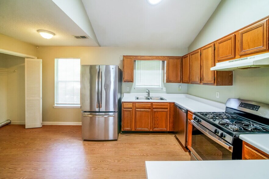 Building Photo - 1214 Foxwood Dr
