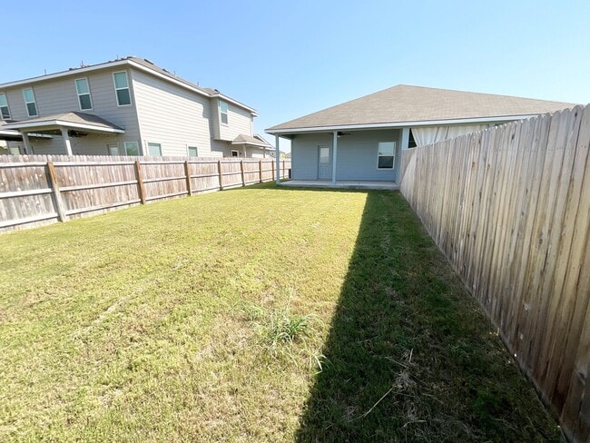 Building Photo - Luxury 3x2 Duplex in Seguin, TX!
