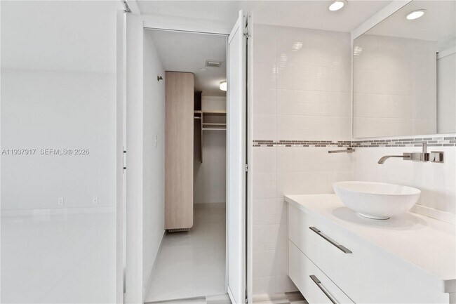 Building Photo - 400 S Pointe Dr