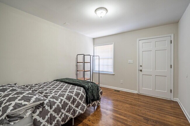Building Photo - Large Forest Haven Home with large yard and deck, a 2 min drive to transit stop Upper Riverdale R...