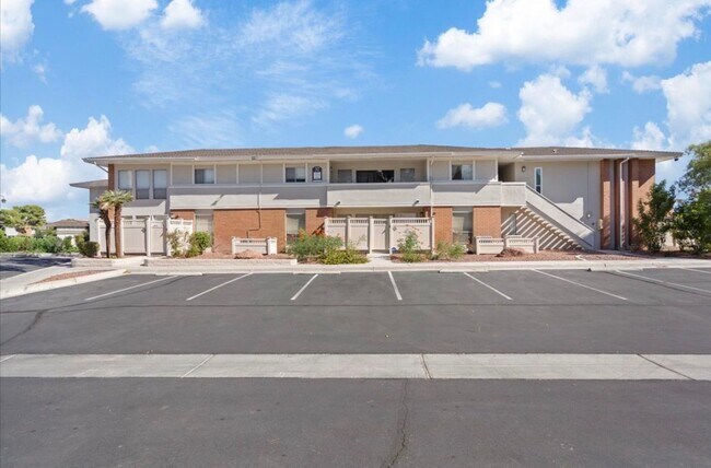 Building Photo - 669 Oakmont Ave