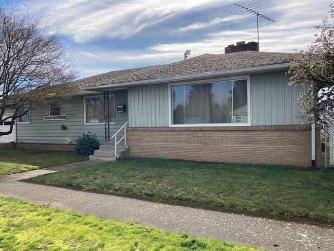 Primary Photo - Large Home Near Shopping and Dining in Albany