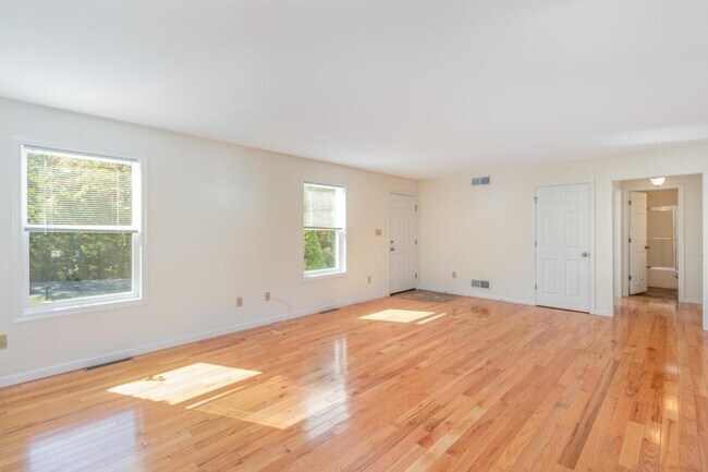 Building Photo - 927 E Lisburn Rd