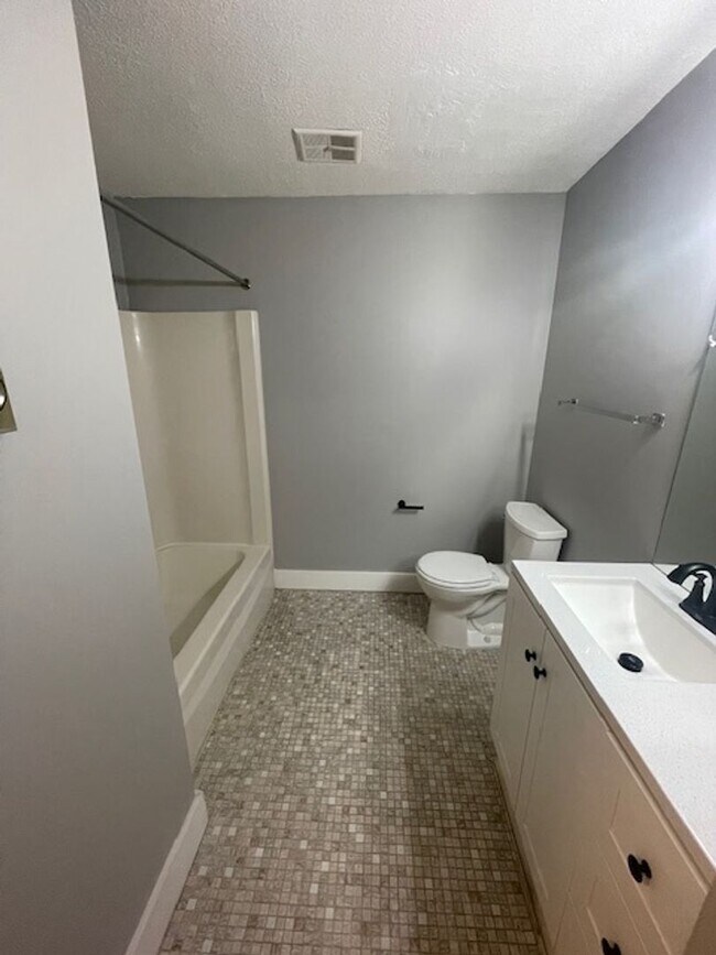 Building Photo - Renovated One-Bedroom Apartment – Prime Wa...