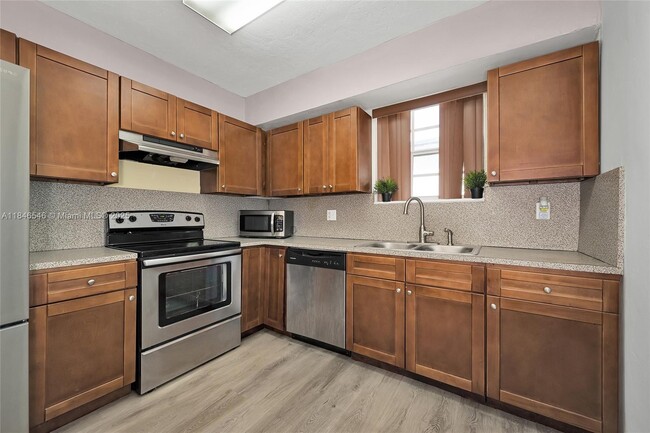 Building Photo - 1351 NE 156th St