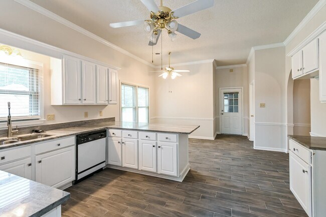 Building Photo - 4415 Richmond Cir S