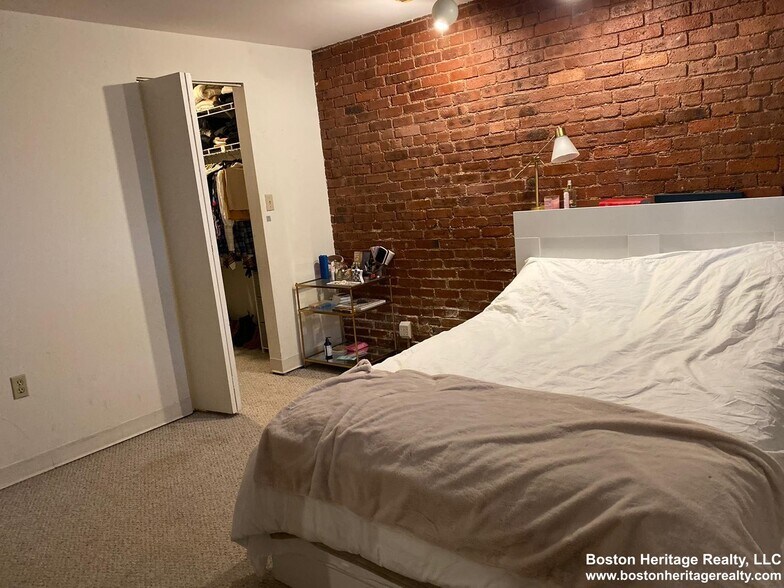 Building Photo - 84 Gainsborough St