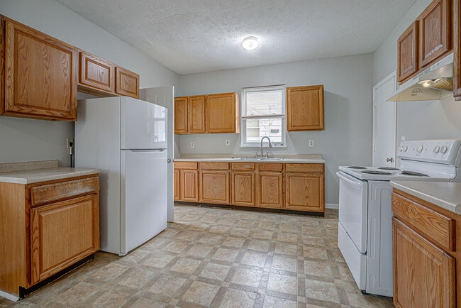 Building Photo - 1915 Woodlawn Ave