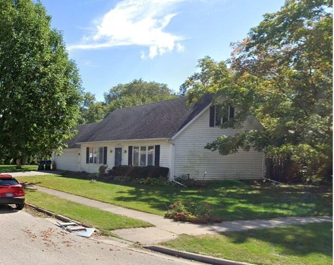Building Photo - 501 Lakecrest Dr