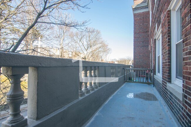 Building Photo - 9/1 No Fee! Split style 3BR w/balcony, heat inc!