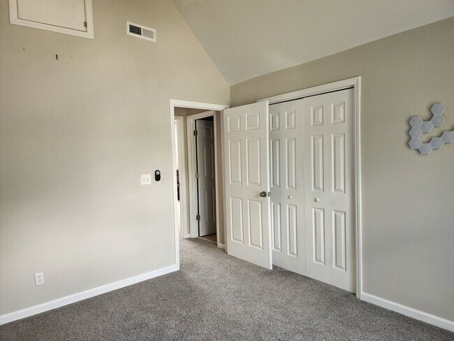 Building Photo - Lakeview Home!