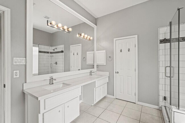 Building Photo - 2124 Gillette St