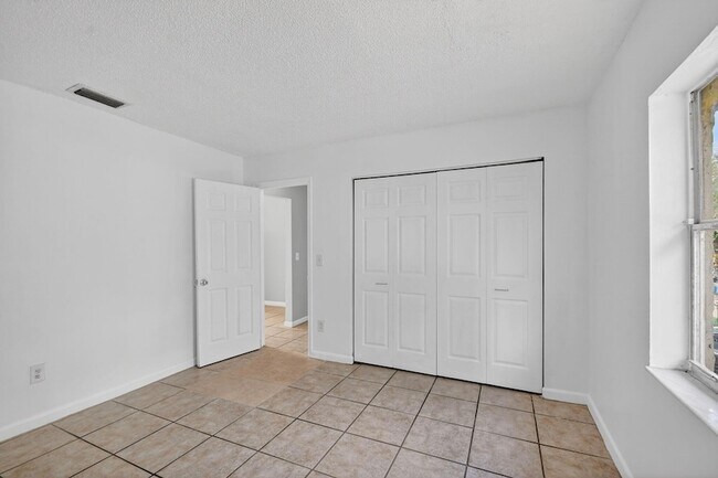 Building Photo - 4825 Serafica Dr