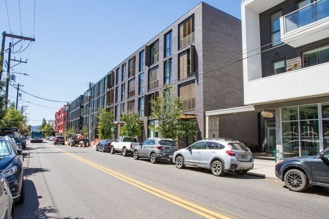 Building Photo - Luxury Studio near Salt and Straw! Only $1...