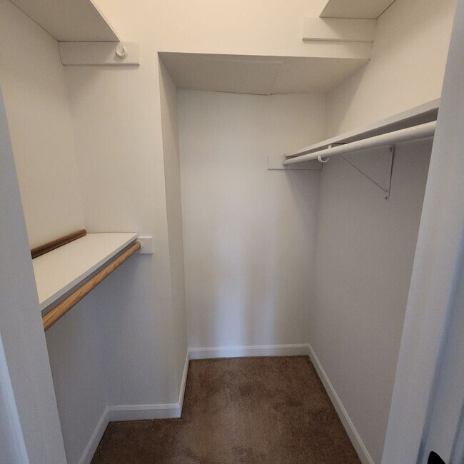 Building Photo - Beautiful End unit Townhome for rent